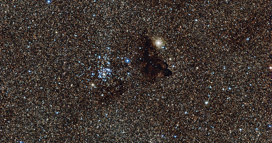 NGC 6520, Barnard 86, skuggaþoka, stjörnuþyrping