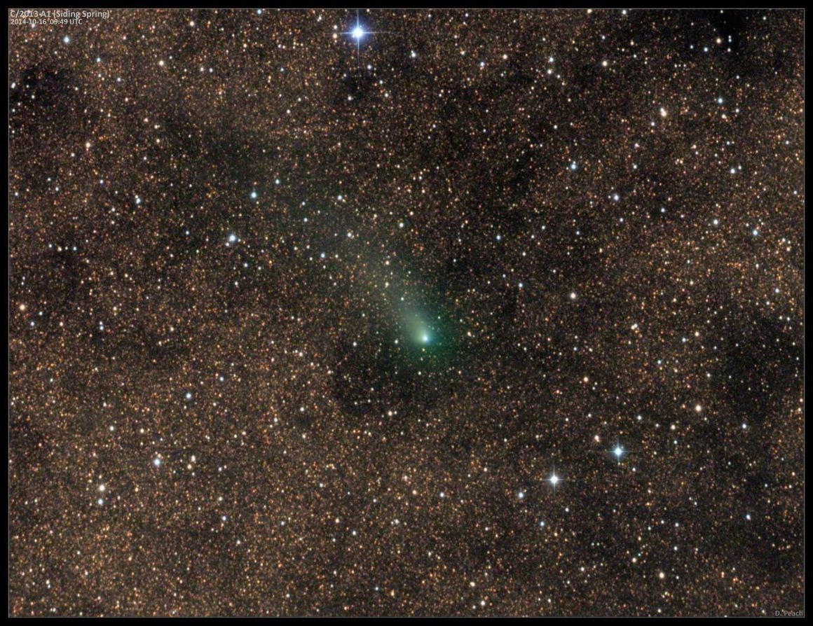 Halastjarnan Siding Spring innan um stjörnur Vetrarbrautarinnar þremur sólarhringum fyrir stefnumót sitt við Mars. Mynd: Damian Peach