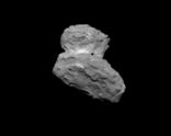 Mynd sem Rosetta tók af halastjörnunni 67P/C-G úr 1000 km fjarlægð hinn 1. ágúst 2014, fimm dögum fyrir komuna. Dökki bletturinn á halastjörnunni er galli í myndinni.