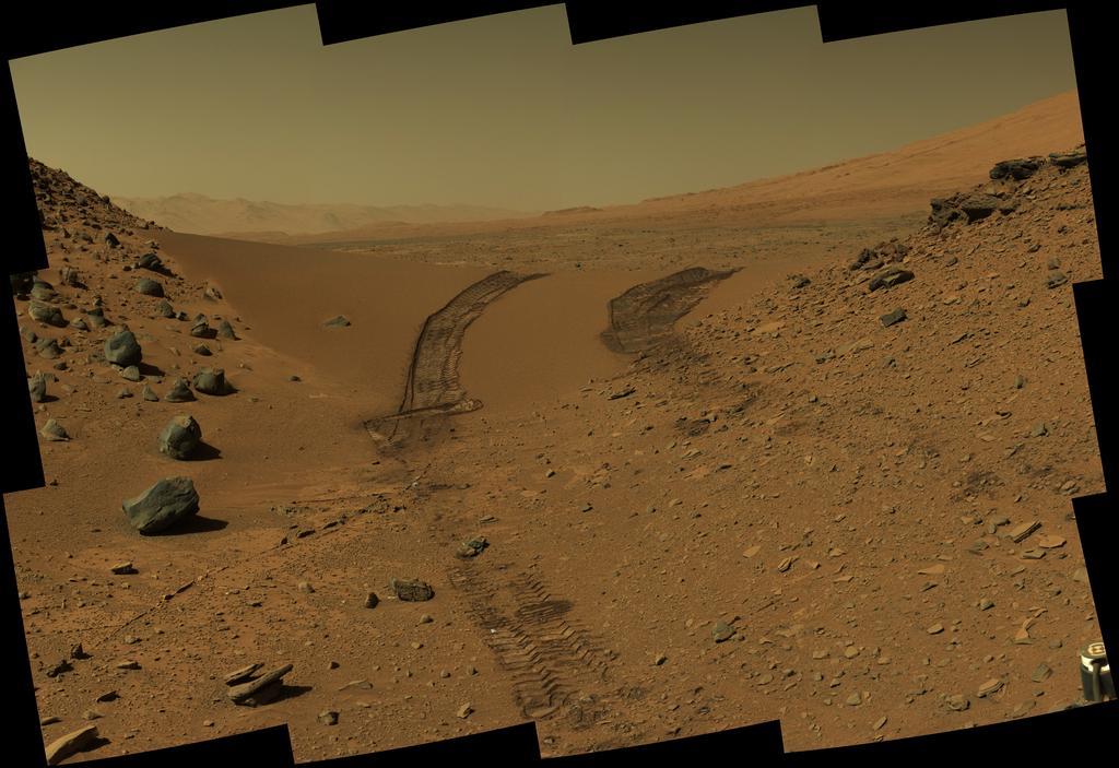 Curiosity ók yfir litla eins metra háa sandöldu, Dingo Gap, á ferðalagi sínu