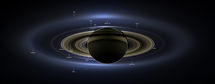 Þann 19. júlí 2013 flaug Cassini geimfar NASA inn í skugga Satúrnusar og tók mynd af reikistjörnunni og hringunum, sjö af tunglum hans og þremur öðrum reikistjörnum: Mars, Venusi og Jörðinni.